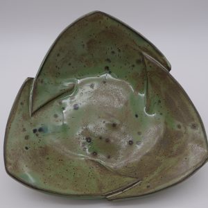 Assiette à dessert en grès fait main — vert-brun mordoré