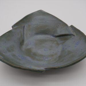 Assiette à dessert en grès fait main bleu-gris mat