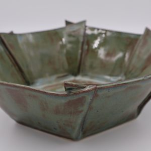 Grand saladier céramique fait main vert-brun bord origami