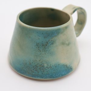 Tasse tourné en grès émaillé bleu-vert nuagé