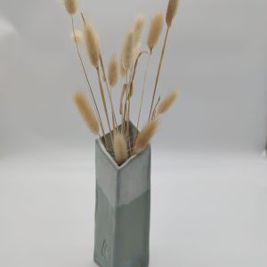 Vase céramique fait main, col asymétrique, glaçure bicolore blanc et vert sauge